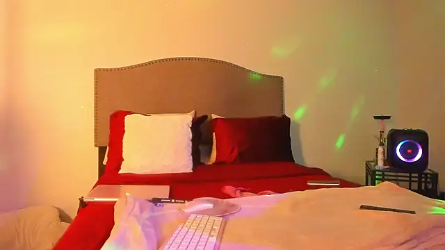 yiauana online show from December 1, 3:22 am