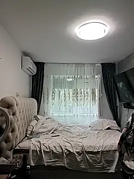 AvaLloyd online show from February 8, 9:45 am