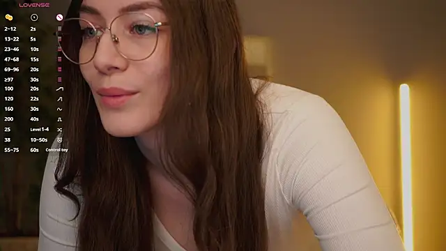 Snapshot of Ester_Hill chatting on April 6, 4:46 am Ester Hill online show from April 6, 4:46 am