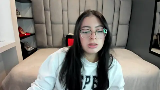 Snapshot of MiaWils_ chatting on June 18, 7:18 pm MiaWils online show from June 18, 7:18 pm