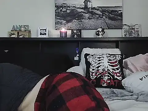 Snapshot of CrystalLakeXO chatting on March 7, 6:24 am CrystalLakeXO online show from March 7, 6:24 am