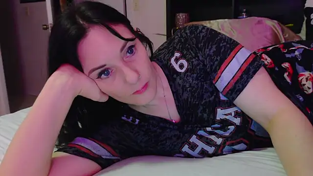 Snapshot of CrystalLakeXO chatting on November 22, 5:39 am CrystalLakeXO online show from November 22, 5:39 am