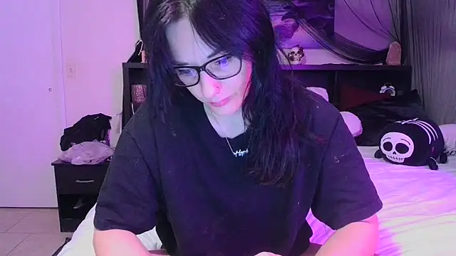Snapshot of CrystalLakeXO chatting on May 5, 5:15 am CrystalLakeXO online show from May 5, 5:15 am