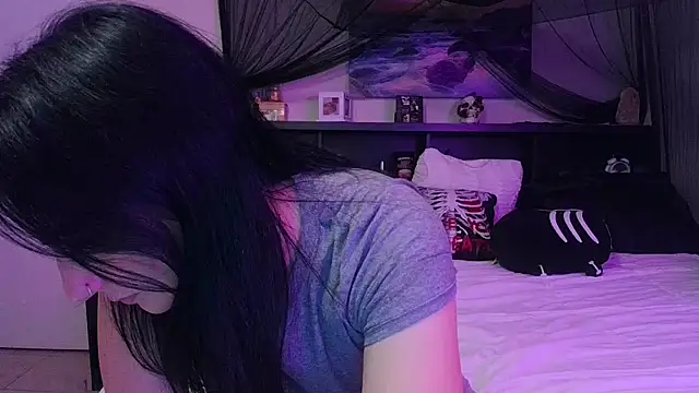 Snapshot of CrystalLakeXO chatting on May 9, 3:23 am CrystalLakeXO online show from May 9, 3:23 am