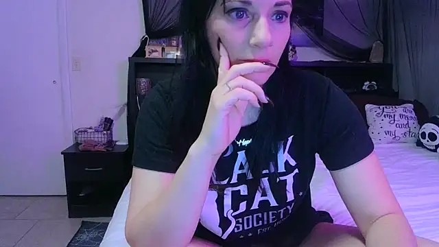 Snapshot of CrystalLakeXO chatting on May 12, 3:47 am CrystalLakeXO online show from May 12, 3:47 am