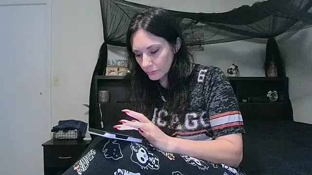 Snapshot of CrystalLakeXO chatting on May 28, 4:10 am CrystalLakeXO online show from May 28, 4:10 am