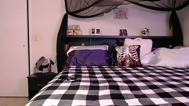 Snapshot of CrystalLakeXO chatting on June 25, 4:01 am CrystalLakeXO online show from June 25, 4:01 am