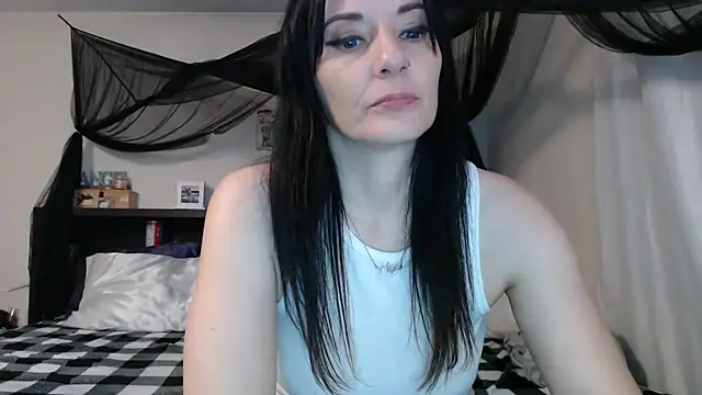 Snapshot of CrystalLakeXO chatting on July 24, 7:50 am CrystalLakeXO online show from July 24, 7:50 am