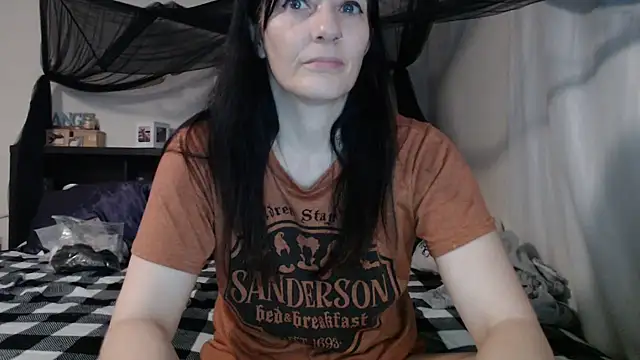 Snapshot of CrystalLakeXO chatting on July 25, 6:55 am CrystalLakeXO online show from July 25, 6:55 am