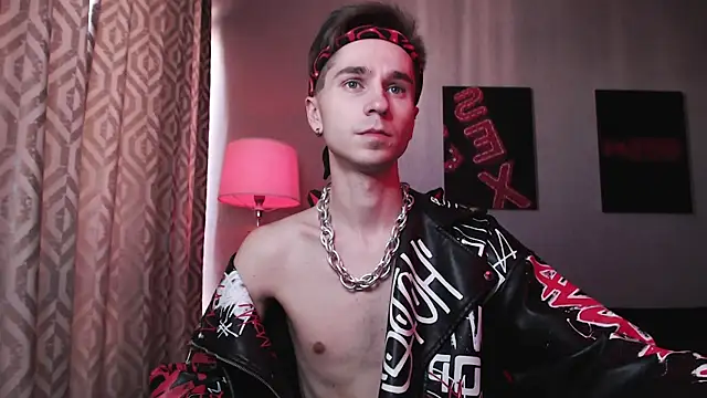 Joseph  Quinn online show from October 24, 3:58 am