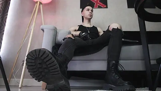 Joseph  Quinn online show from December 2, 7:25 am