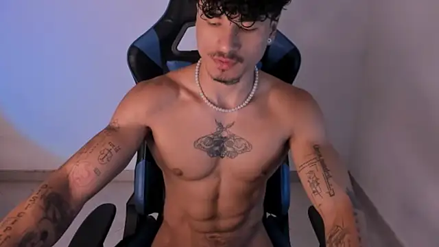 Snapshot of Thomas_Fit1 chatting on June 29, 12:05 pm Thomas Fit1 online show from June 29, 12:05 pm