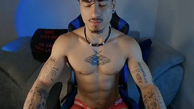 Snapshot of Thomas_Fit1 chatting on July 17, 12:34 pm Thomas Fit1 online show from July 17, 12:34 pm
