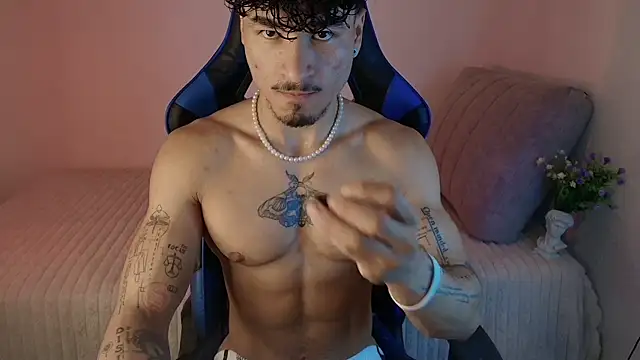 Snapshot of Thomas_Fit1 chatting on August 2, 12:58 pm Thomas Fit1 online show from August 2, 12:58 pm