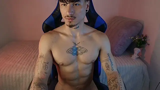 Snapshot of Thomas_Fit1 chatting on August 6, 1:18 am Thomas Fit1 online show from August 6, 1:18 am