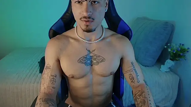 Snapshot of Thomas_Fit1 chatting on August 6, 1:24 pm Thomas Fit1 online show from August 6, 1:24 pm