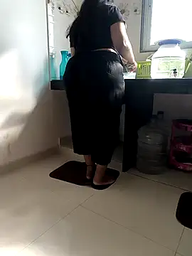 Snapshot of Selina_6 chatting on February 1, 4:14 am Selina 6 online show from February 1, 4:14 am