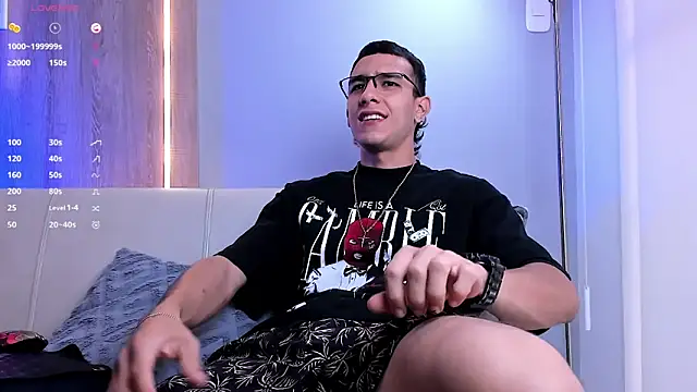 Snapshot of SymonPrince chatting on October 30, 9:59 pm SymonPrince online show from October 30, 9:59 pm