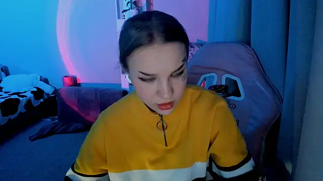 Snapshot of Ledy_WWWII chatting on December 7, 7:43 pm Ledy WWWII online show from December 7, 7:43 pm