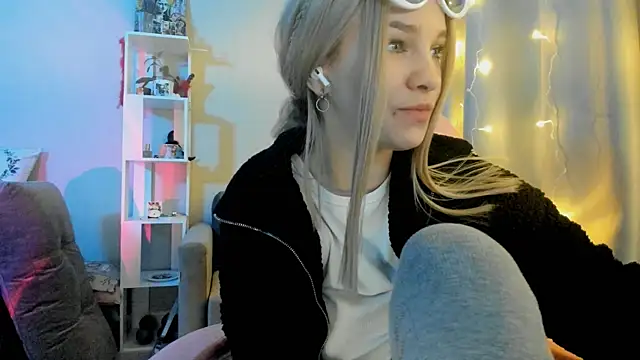 Snapshot of Ledy_WWWII chatting on December 12, 4:10 pm Ledy WWWII online show from December 12, 4:10 pm