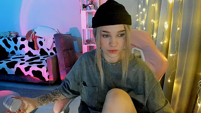 Snapshot of Ledy_WWWII chatting on December 19, 9:49 pm Ledy WWWII online show from December 19, 9:49 pm