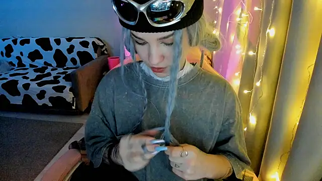 Snapshot of Ledy_WWWII chatting on January 11, 8:21 pm Ledy WWWII online show from January 11, 8:21 pm