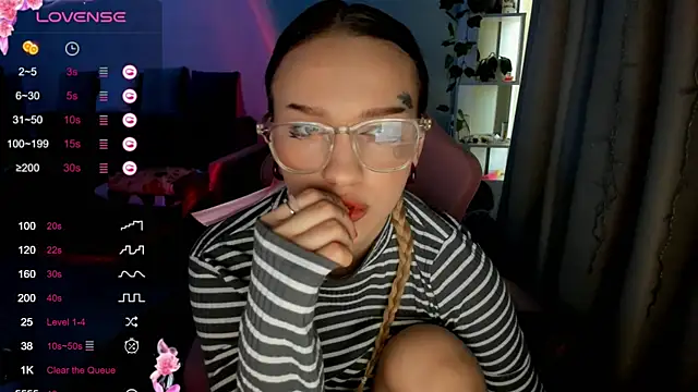 Snapshot of Ledy_WWWII chatting on February 11, 9:31 am Ledy WWWII online show from February 11, 9:31 am