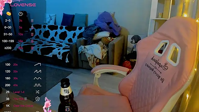 Snapshot of Ledy_WWWII chatting on February 19, 6:32 pm Ledy WWWII online show from February 19, 6:32 pm