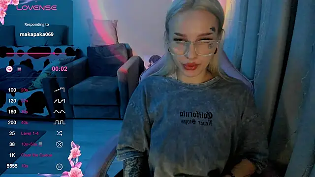 Snapshot of Ledy_WWWII chatting on February 23, 8:22 pm Ledy WWWII online show from February 23, 8:22 pm