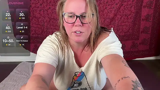 Snapshot of GlitterKitty108 chatting on October 19, 1:34 pm GlitterKitty108 online show from October 19, 1:34 pm