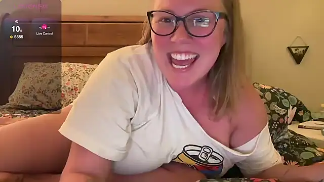 Snapshot of GlitterKitty108 chatting on October 20, 11:38 pm GlitterKitty108 online show from October 20, 11:38 pm