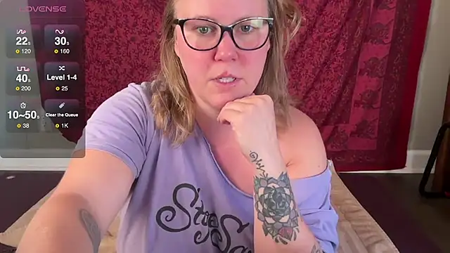 Snapshot of GlitterKitty108 chatting on November 2, 2:19 pm GlitterKitty108 online show from November 2, 2:19 pm