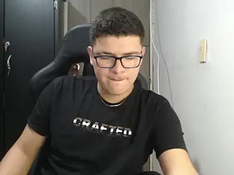 Snapshot of Plug_Control chatting on March 12, 4:41 am Plug Control online show from March 12, 4:41 am