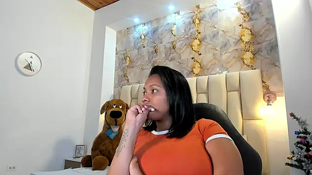 lia mariana online show from December 2, 6:14 pm