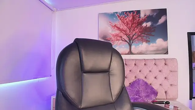 Snapshot of Julianaa_Castro_ chatting on May 21, 12:23 pm Julianaa Castro online show from May 21, 12:23 pm