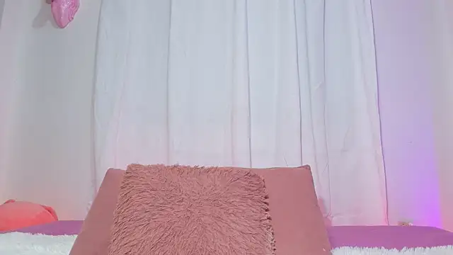 Snapshot of emy_colee chatting on July 11, 2:47 am emy colee online show from July 11, 2:47 am