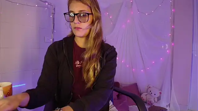 Snapshot of Giia_paiige18 chatting on November 6, 1:34 pm Giia paiige18 online show from November 6, 1:34 pm