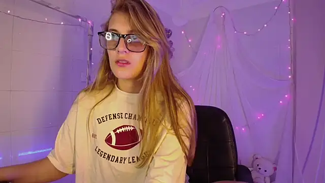 Snapshot of Giia_paiige18 chatting on November 10, 1:21 pm Giia paiige18 online show from November 10, 1:21 pm