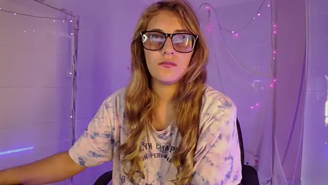 Snapshot of Giia_paiige18 chatting on November 12, 1:22 pm Giia paiige18 online show from November 12, 1:22 pm