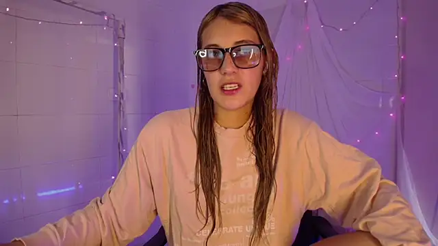 Snapshot of Giia_paiige18 chatting on November 19, 1:33 pm Giia paiige18 online show from November 19, 1:33 pm