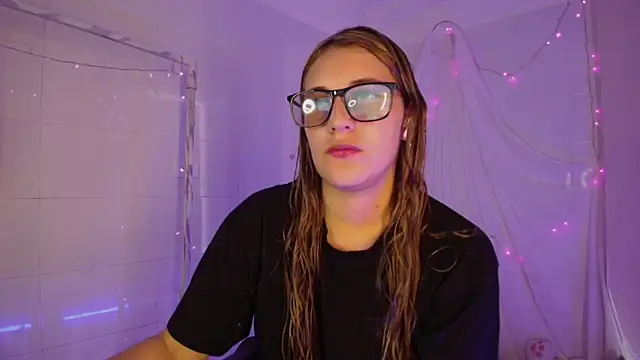 Snapshot of Giia_paiige18 chatting on November 20, 1:33 pm Giia paiige18 online show from November 20, 1:33 pm