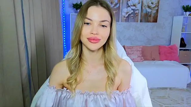 Snapshot of EmmyMills chatting on March 25, 9:32 pm EmmyMills online show from March 25, 9:32 pm
