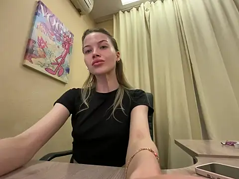 Snapshot of EmmyMills chatting on April 1, 8:39 pm EmmyMills online show from April 1, 8:39 pm