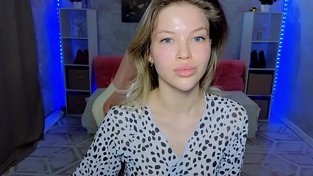Snapshot of EmmyMills chatting on April 5, 8:39 pm EmmyMills online show from April 5, 8:39 pm