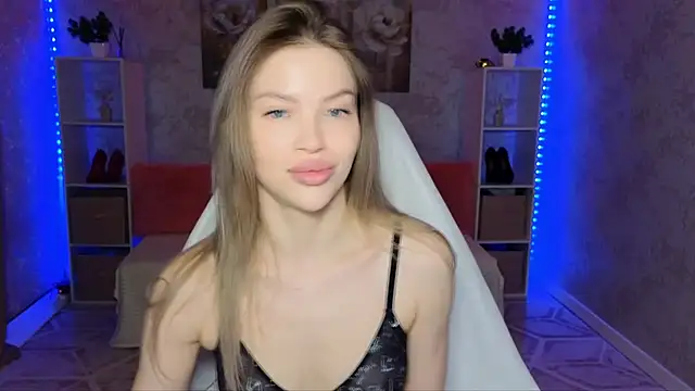 Snapshot of EmmyMills chatting on April 12, 7:30 pm EmmyMills online show from April 12, 7:30 pm