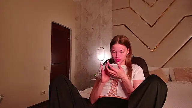 Snapshot of EmmyMills chatting on April 15, 8:42 pm EmmyMills online show from April 15, 8:42 pm