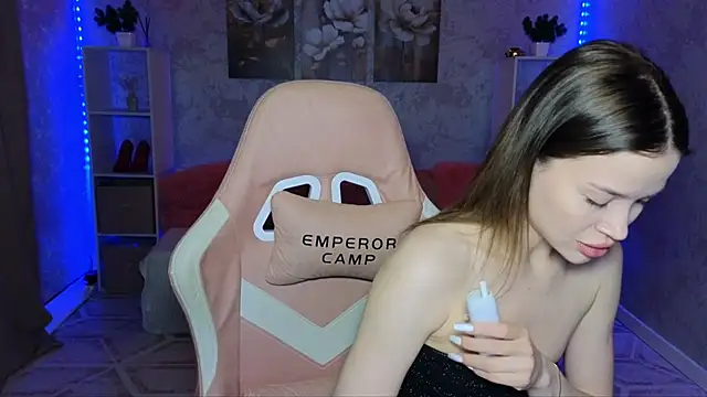 Snapshot of EmmyMills chatting on May 2, 8:58 pm EmmyMills online show from May 2, 8:58 pm