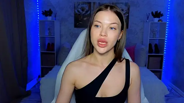 Snapshot of EmmyMills chatting on June 1, 8:32 pm EmmyMills online show from June 1, 8:32 pm