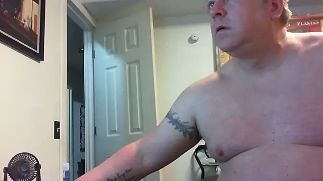 Snapshot of Mic_Oxinner chatting on May 5, 10:51 pm Mic Oxinner online show from May 5, 10:51 pm