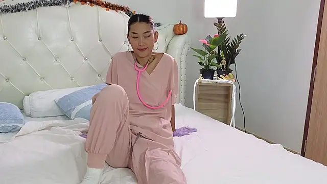 iwantbee online show from October 31, 2:01 am